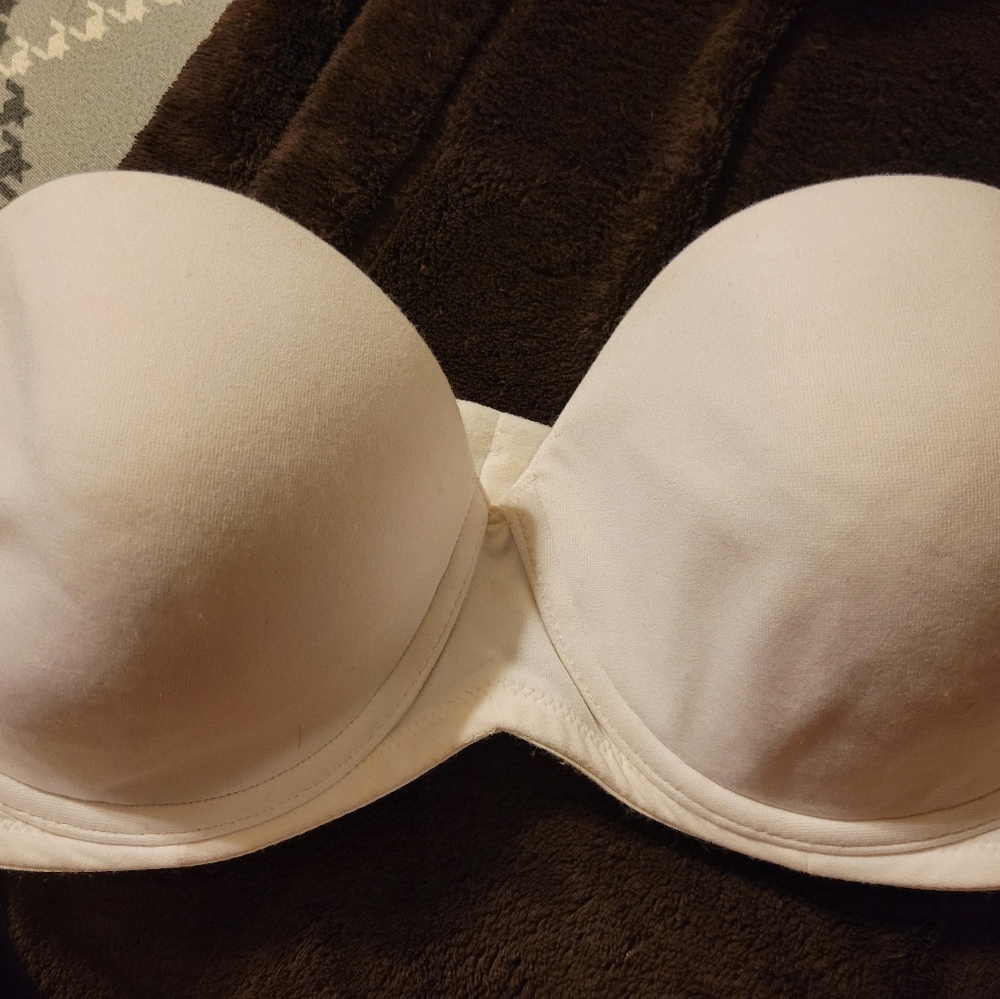 Body by Victoria white 36C strapless bra.